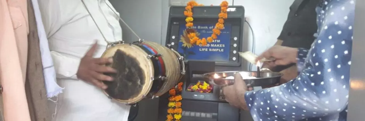 എടിഎമ്മിനെ പ്രീതിപ്പെടുത്താന്‍ പൂജ