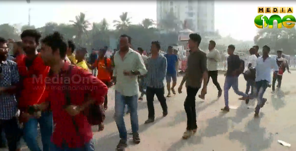 ഐഎസ്എല്‍ വേദിക്ക് പുറത്ത് തിരക്ക് നിയന്ത്രിക്കാനാവാതെ പൊലീസ്