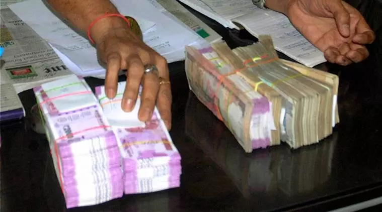 നോട്ട് അസാധുവാക്കല്: യുപിയില് ജനരോഷം മറികടക്കാന് സര്ക്കാര് പണം ഒഴുക്കുന്നതായി റിപ്പോര്ട്ട് നോട്ട് അസാധുവാക്കല്: യുപിയില് ജനരോഷം മറികടക്കാന് സര്ക്കാര് പണം ഒഴുക്കുന്നതായി റിപ്പോര്ട്ട്