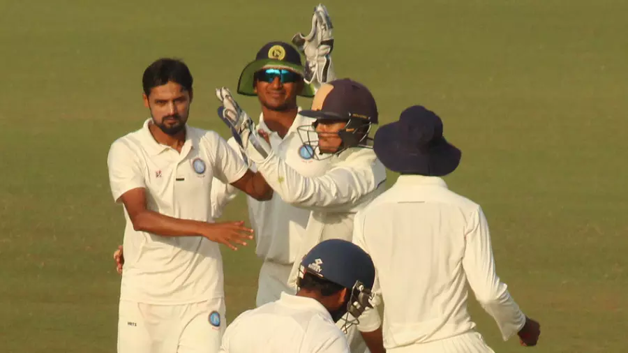 ബൂംറ കൊടുങ്കാറ്റായി; ഗുജറാത്ത് രഞ്ജി ഫൈനലില്‍