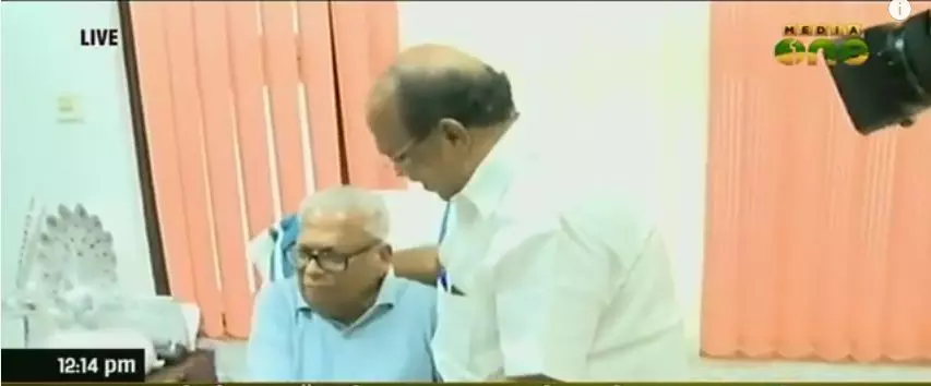 വിഎസിന്റെ അനുഗ്രഹം തേടി സുധാകരനെത്തി