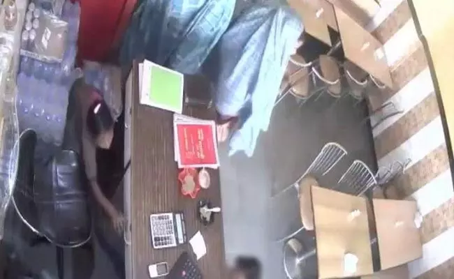 സിസിസിടിവിയില് കളവ് തെളിഞ്ഞു; കുറ്റവാളിയെ കണ്ട് പൊലീസ് ഞെട്ടി സിസിസിടിവിയില് കളവ് തെളിഞ്ഞു; കുറ്റവാളിയെ കണ്ട് പൊലീസ് ഞെട്ടി