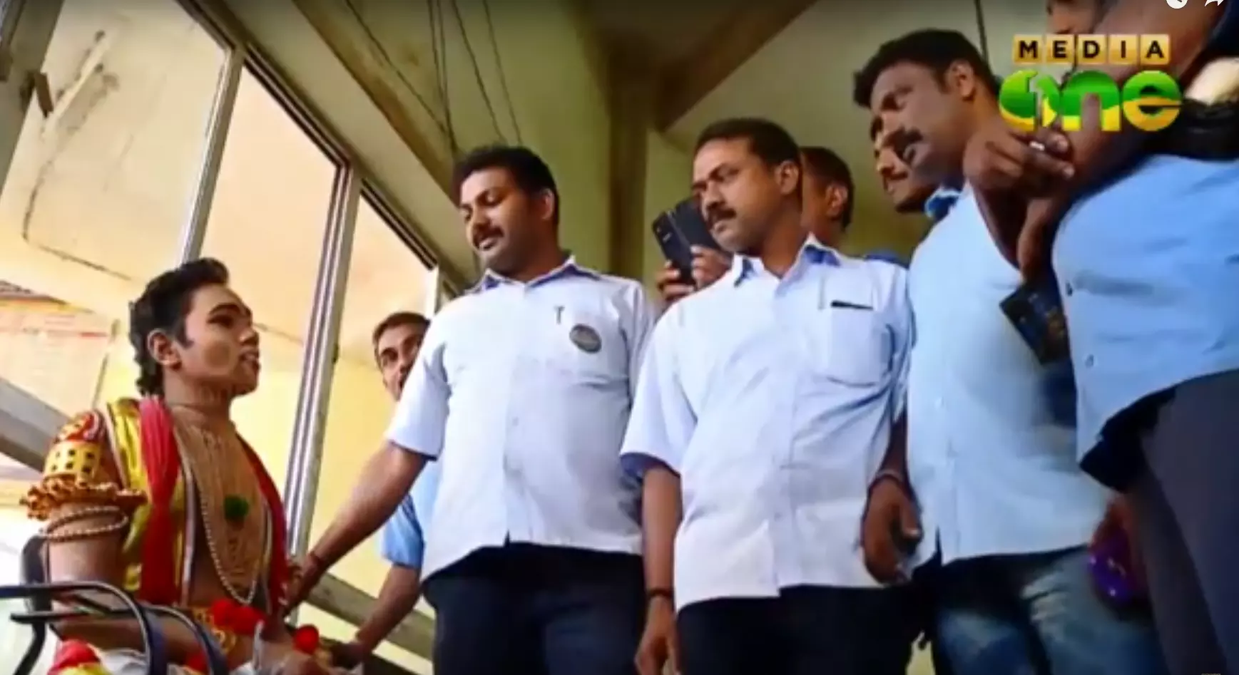 നടന വേദിയില്‍ നിന്നും കെ എസ് ആര്‍ ടി സി ബസ് സ്റ്റാന്റിലേക്ക്