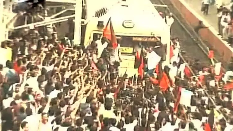 കേരളം വഴിയുള്ള രണ്ട് ട്രെയിനുകള് വഴിതിരിച്ചു വിട്ടു കേരളം വഴിയുള്ള രണ്ട് ട്രെയിനുകള് വഴിതിരിച്ചു വിട്ടു