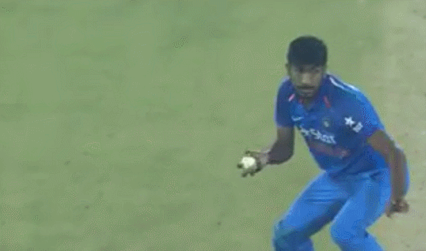 കൂളായി കളിക്കൂ, ഭൂംറക്കുള്ള ധോണിയുടെ ഉപദേശം വൈറലാകുന്നു കൂളായി കളിക്കൂ, ഭൂംറക്കുള്ള ധോണിയുടെ ഉപദേശം വൈറലാകുന്നു