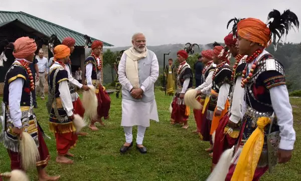 മേഘാലയയില്‍ പെരുമ്പറ മുഴക്കി മോദി; വീഡിയോയും ചിത്രങ്ങളും കാണാം