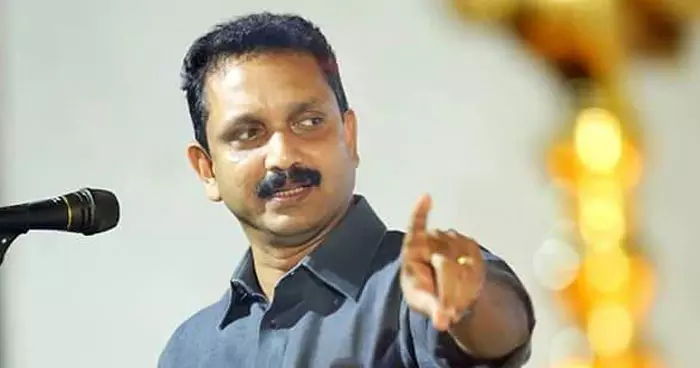 പിണറായി സര്‍ക്കാരിന്റെ കാറിനും ബംഗ്ലാവിനും വേണ്ടി തരംതാഴരുത്: വിഎസിനോട് സുരേന്ദ്രന്‍