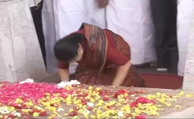 കൂവത്തൂരിലെ റിസോര്‍ട്ട് വിടാന്‍ എംഎല്‍എമാര്‍ക്ക് പൊലീസ് നിര്‍ദേശം