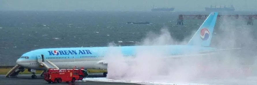 പറന്നുയരാനിരുന്ന വിമാനത്തിന്‍റെ എഞ്ചിന് തീ പിടിച്ചു; വന്‍ ദുരന്തം ഒഴിവായി