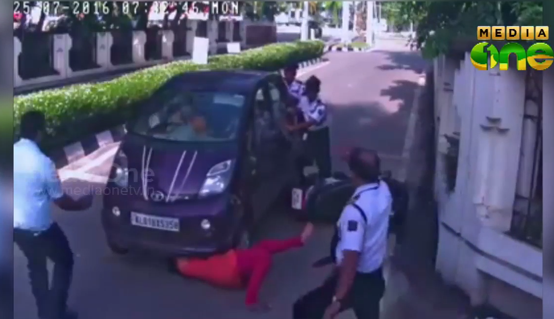 ടെക്നോ പാര്‍ക്കില്‍ വാഹനത്തിനടിയില്‍പ്പെട്ട യുവതി അത്ഭുതകരമായി രക്ഷപ്പെട്ടു