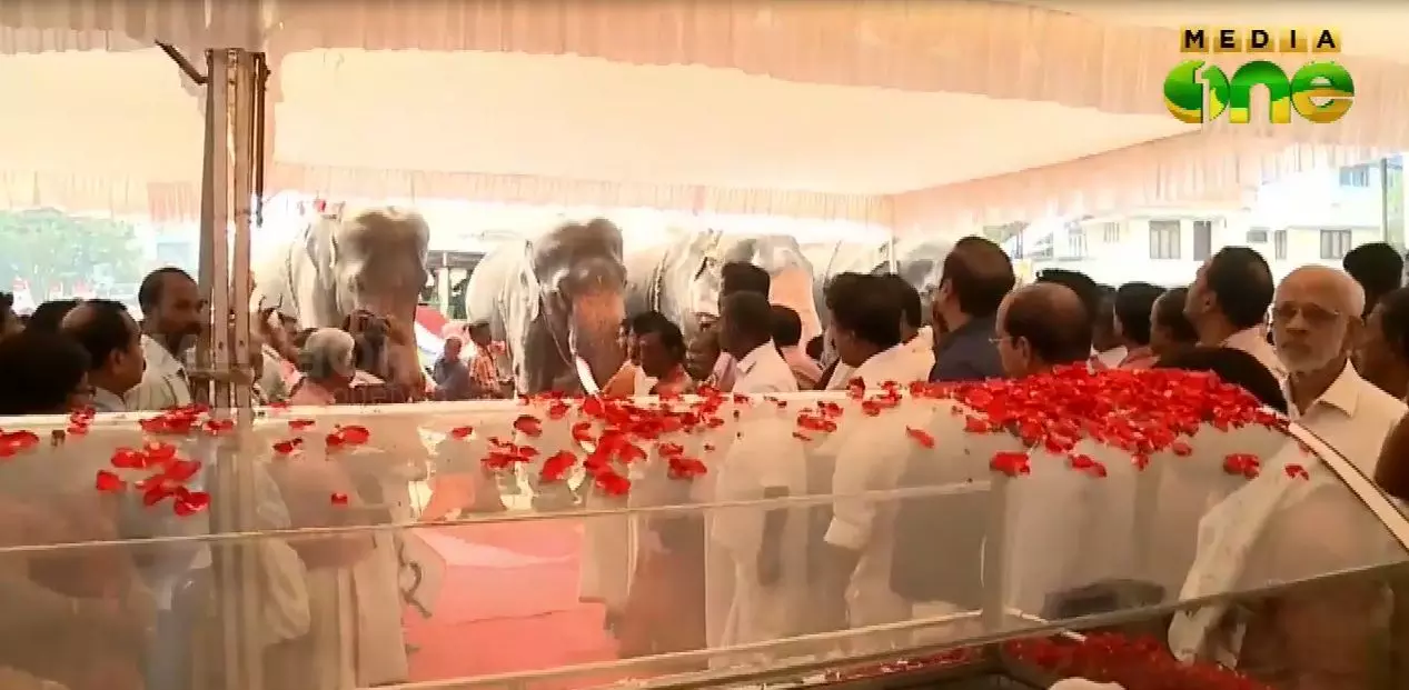 ആനപ്രേമിക്ക് ആനകളുടെ അന്തിമോപചാരം