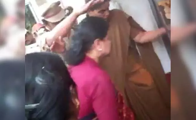 ശശികല കിടന്നുറങ്ങിയത് വെറും നിലത്ത്