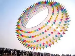 വണ് ഇന്ത്യ കൈറ്റ് ടീം ഖത്തറില്; വിസ്മയമായി ഭീമന് പട്ടം വണ് ഇന്ത്യ കൈറ്റ് ടീം ഖത്തറില്; വിസ്മയമായി ഭീമന് പട്ടം