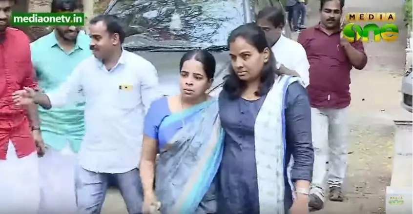 ജിഷ്ണുവിന്റെ കൂട്ടുകാരെ കാണാൻ മാതാപിതാക്കള് പാമ്പാടിയിലെത്തി ജിഷ്ണുവിന്റെ കൂട്ടുകാരെ കാണാൻ മാതാപിതാക്കള് പാമ്പാടിയിലെത്തി