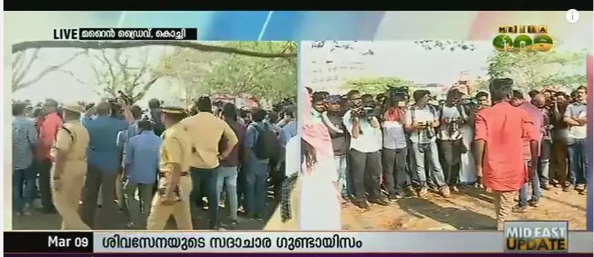 പാടിയും ചിത്രം വരച്ചും ചുംബിച്ചും കൊച്ചിയില് പ്രതിഷേധം പാടിയും ചിത്രം വരച്ചും ചുംബിച്ചും കൊച്ചിയില് പ്രതിഷേധം
