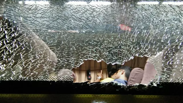 മലപ്പുറത്ത് ബസ് അടിച്ചുതകര്‍ത്തു; മാതൃഭൂമി ഓഫീസിന് നേരെയും ആക്രമണം