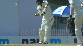 മാക്സ്‍വെല്ലിന്‍റെ ബാറ്റ് രണ്ടായി ഒടിച്ച് ഉമേഷ് യാദവ്