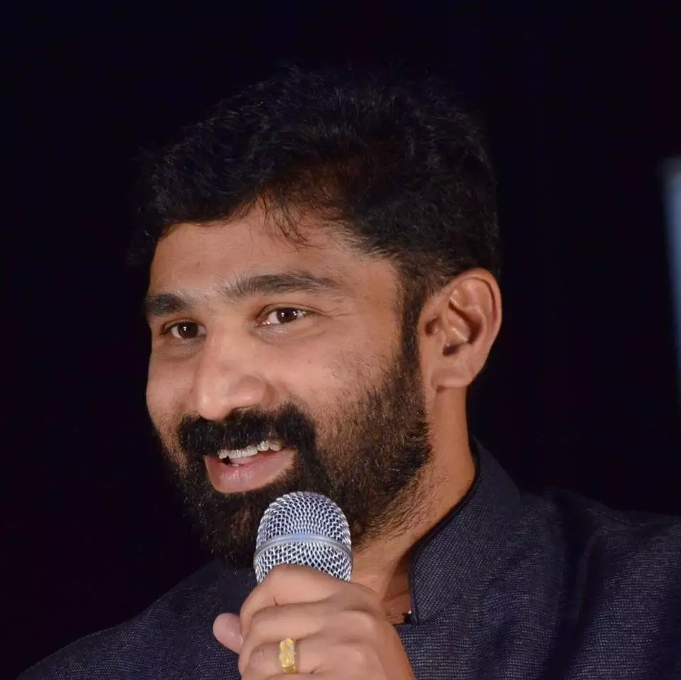 കോടിയേരിയുടെ വേദിക്കരികെ ബോംബാക്രമണം നടന്നിട്ട് രണ്ടുമാസമായിട്ടും ബിജെപിക്കാരെ അറസ്റ്റ് ചെയ്യാത്തത് എന്തുകൊണ്ടെന്ന് വി.ടി ബല്റാം കോടിയേരിയുടെ വേദിക്കരികെ ബോംബാക്രമണം നടന്നിട്ട് രണ്ടുമാസമായിട്ടും ബിജെപിക്കാരെ അറസ്റ്റ് ചെയ്യാത്തത് എന്തുകൊണ്ടെന്ന് വി.ടി ബല്റാം