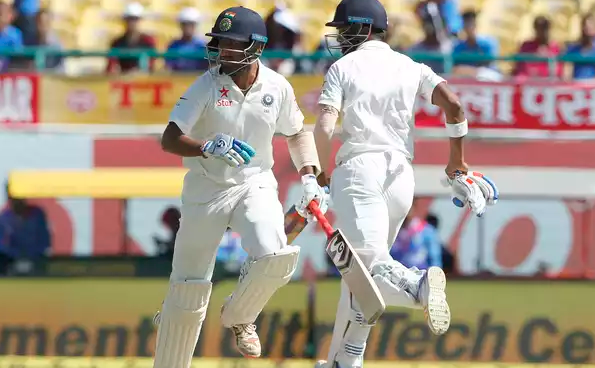 ധര്‍മ്മശാല ടെസ്റ്റില്‍ ഇന്ത്യ പൊരുതുന്നു 