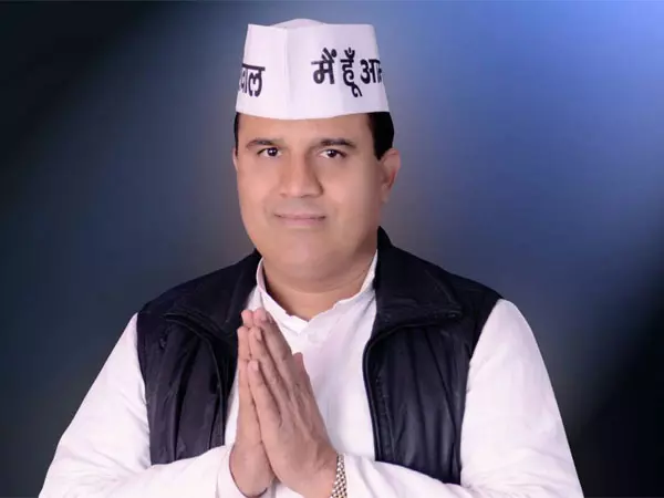 ആം ആദ്മി എം.എൽ.എ വേദ് പ്രകാശ് ബി.ജെ.പിയിൽ ചേർന്നു ആം ആദ്മി എം.എൽ.എ വേദ് പ്രകാശ് ബി.ജെ.പിയിൽ ചേർന്നു