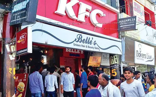 ഹരിയാനയില് ശിവസേന പ്രവര്ത്തകര് ഇറച്ചിക്കടകള് ബലം പ്രയോഗിച്ച് അടപ്പിച്ചു ഹരിയാനയില് ശിവസേന പ്രവര്ത്തകര് ഇറച്ചിക്കടകള് ബലം പ്രയോഗിച്ച് അടപ്പിച്ചു