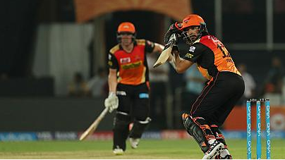 യുവരാജ് ഷോ:ഹൈദരാബാദിനെതിരെ ബാംഗ്ലൂരിന് 208 റണ്‍സ് വിജയലക്ഷ്യം