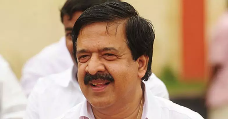 വോട്ട് ചോദിച്ച്, പന്ത് തട്ടി രമേശ് ചെന്നിത്തല