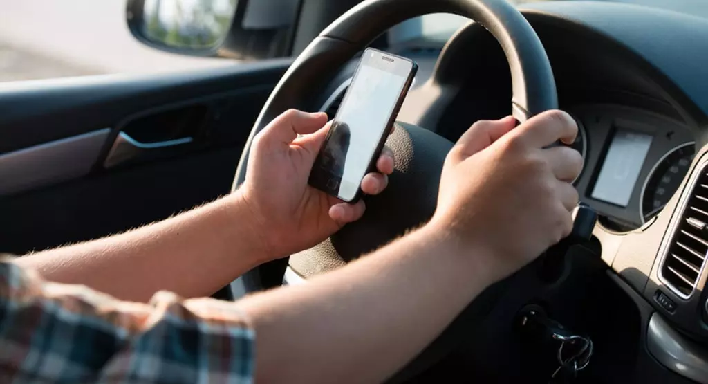 ഡ്രൈവിങിനിടെ ഫോണില് സംസാരം വേണ്ട; ഫോണ് പിടിച്ചെടുക്കും ! ഡ്രൈവിങിനിടെ ഫോണില് സംസാരം വേണ്ട; ഫോണ് പിടിച്ചെടുക്കും !