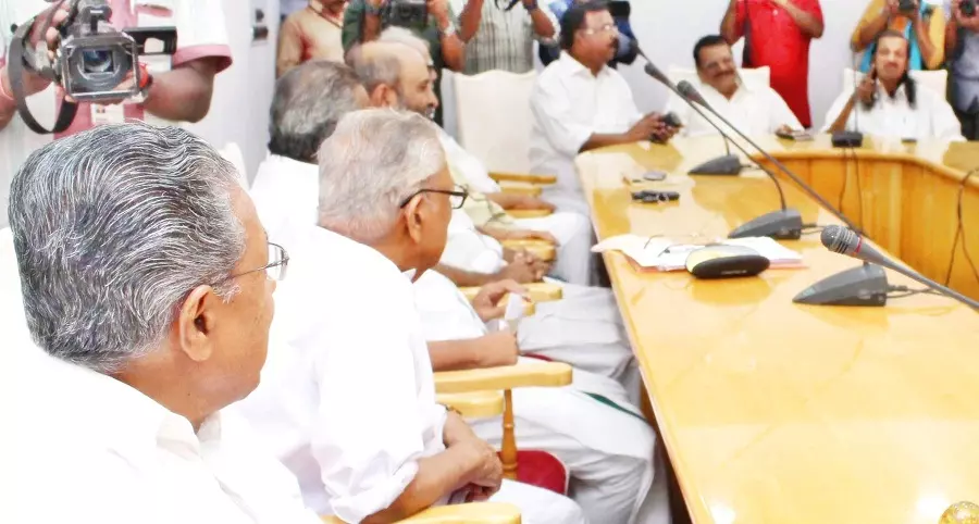 മൂന്നാറിലെ കയ്യേറ്റമൊഴിപ്പിക്കല് താത്ക്കാലികമായി നിര്ത്തിവെക്കും മൂന്നാറിലെ കയ്യേറ്റമൊഴിപ്പിക്കല് താത്ക്കാലികമായി നിര്ത്തിവെക്കും