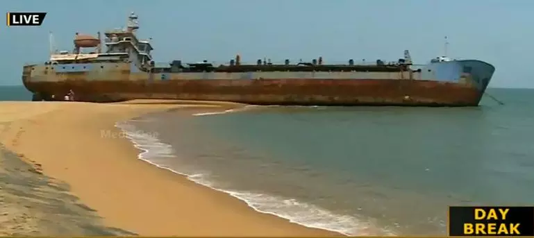തീരത്തടിഞ്ഞ കപ്പല് മൂലം കടലാക്രമണം രൂക്ഷം, പാപനാശം കടലെടുത്തു തീരത്തടിഞ്ഞ കപ്പല് മൂലം കടലാക്രമണം രൂക്ഷം, പാപനാശം കടലെടുത്തു
