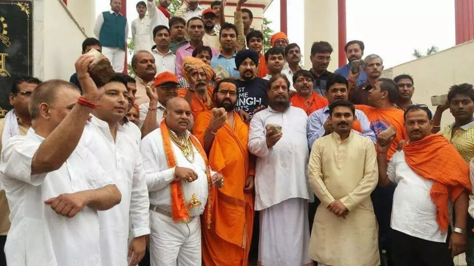 സൈന്യത്തിന് പിന്തുണയുമായി 1000 സന്യാസിമാര് കല്ലുകളുമായി കശ്മീരിലേക്ക് സൈന്യത്തിന് പിന്തുണയുമായി 1000 സന്യാസിമാര് കല്ലുകളുമായി കശ്മീരിലേക്ക്