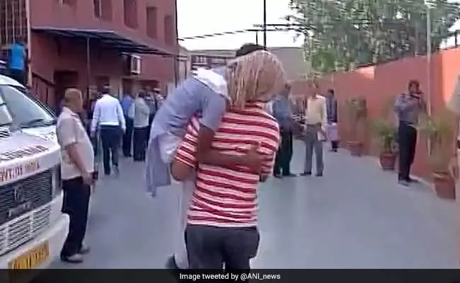 ഡല്‍ഹിയില്‍ സ്കൂളിന് സമീപം വാതക ചോര്‍ച്ച; 70 ലധികം വിദ്യാര്‍ഥികള്‍ ആശുപത്രിയില്‍