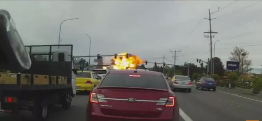 റോഡിലേക്ക് പറന്നിറങ്ങി തീഗോളമായി വിമാനം റോഡിലേക്ക് പറന്നിറങ്ങി തീഗോളമായി വിമാനം