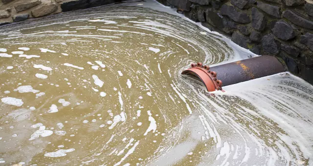 വെള്ളമില്ല...മലിനജലം കൃഷിക്കുപയുക്തമാക്കി ഒരു കര്ഷകന് വെള്ളമില്ല...മലിനജലം കൃഷിക്കുപയുക്തമാക്കി ഒരു കര്ഷകന്