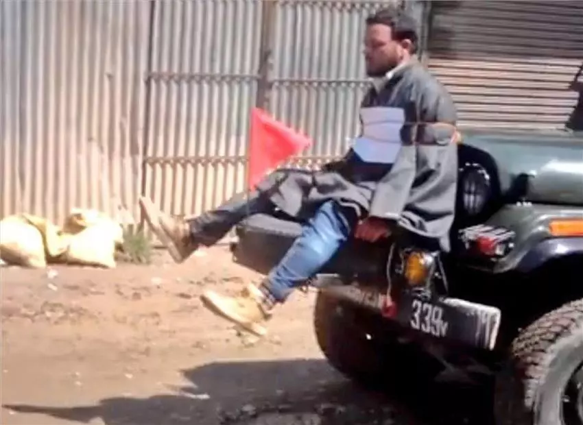 മനുഷ്യ കവചത്തിന് പുരസ്കാരം; വിമര്ശവുമായി പ്രതിപക്ഷ പാര്ട്ടികള്, അഭിനന്ദനവുമായി സെവാഗ് മനുഷ്യ കവചത്തിന് പുരസ്കാരം; വിമര്ശവുമായി പ്രതിപക്ഷ പാര്ട്ടികള്, അഭിനന്ദനവുമായി സെവാഗ്