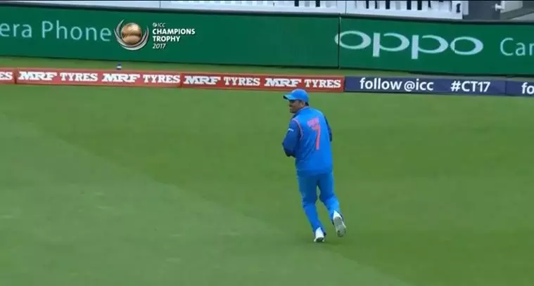 ഫീല്ഡറായ ധോണിക്ക് പിഴച്ചപ്പോള് പൊട്ടിച്ചിരിച്ച് കൊഹ്ലി - വീഡിയോ കാണാം ഫീല്ഡറായ ധോണിക്ക് പിഴച്ചപ്പോള് പൊട്ടിച്ചിരിച്ച് കൊഹ്ലി - വീഡിയോ കാണാം