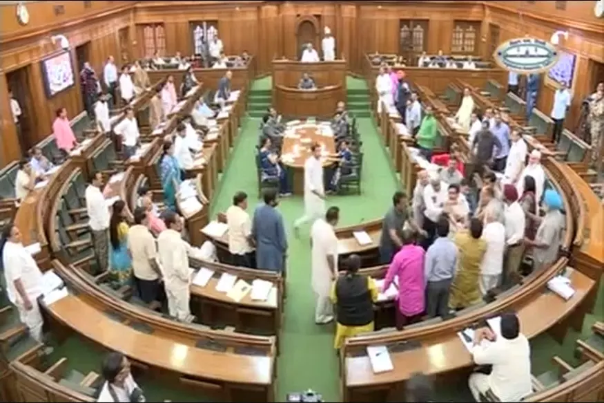 കപില്‍ മിശ്രയും എഎപി അംഗങ്ങളും നിയമസഭയില്‍ കൊമ്പുകോര്‍ത്തു