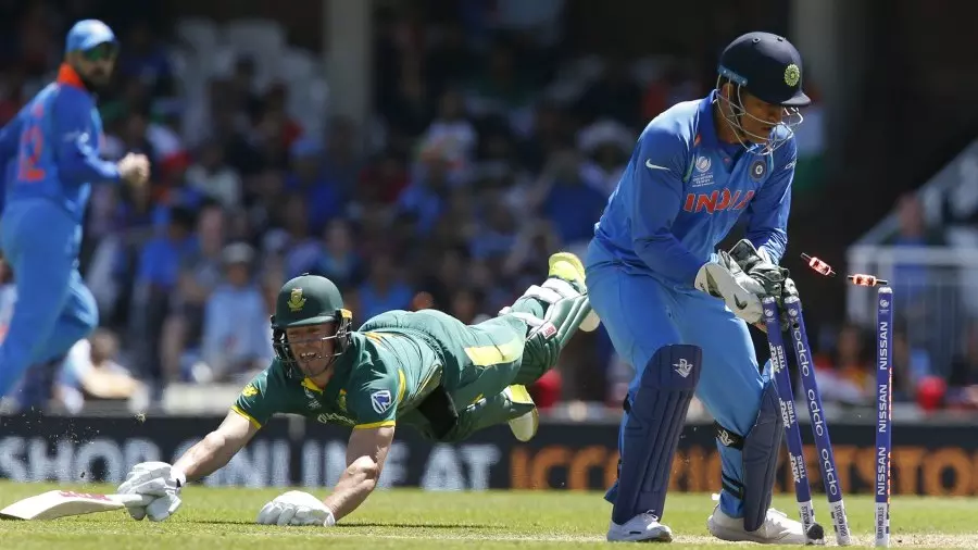 ഡിവില്ലിയേഴ്സിനെ വീഴ്ത്തി വിക്കറ്റിന് പിന്നിലെ ധോണിയുടെ മിന്നലാട്ടം ഡിവില്ലിയേഴ്സിനെ വീഴ്ത്തി വിക്കറ്റിന് പിന്നിലെ ധോണിയുടെ മിന്നലാട്ടം