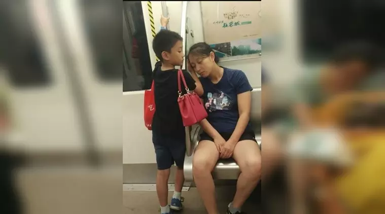 അമ്മ ഉറങ്ങിക്കോട്ടെ...ഈ കുഞ്ഞുകൈകളുണ്ട് കാവലായി...ലോകം നമിക്കുന്നു ഈ മാതൃസ്നേഹത്തിന് മുന്നില് അമ്മ ഉറങ്ങിക്കോട്ടെ...ഈ കുഞ്ഞുകൈകളുണ്ട് കാവലായി...ലോകം നമിക്കുന്നു ഈ മാതൃസ്നേഹത്തിന് മുന്നില്