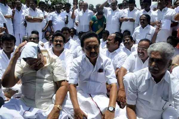 തമിഴ്നാട് നിയമസഭയിൽ നിന്ന് പ്രതിപക്ഷ എംഎൽഎമാരെ പുറത്താക്കി തമിഴ്നാട് നിയമസഭയിൽ നിന്ന് പ്രതിപക്ഷ എംഎൽഎമാരെ പുറത്താക്കി