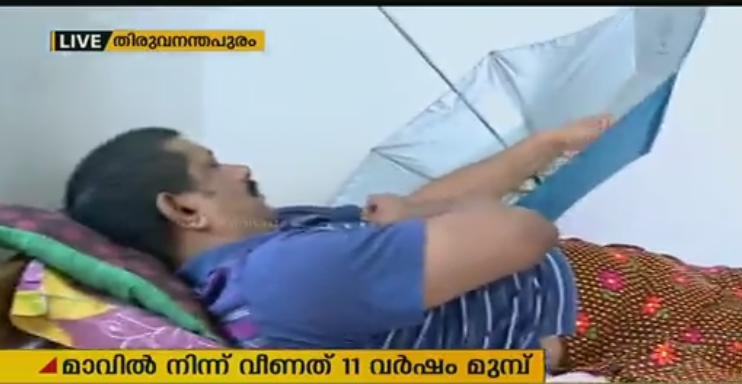 ശരീരം തളര്‍ന്നെങ്കിലും മനസ് തളരാതെ സുരേഷ്, ഒരു ദിവസം 10 കുടകള്‍ നിര്‍മ്മിക്കും