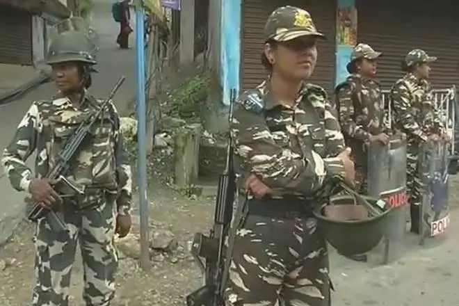 ഡാര്ജലിങില് സംഘര്ഷം രൂക്ഷം; പ്രാഥമികാരോഗ്യകേന്ദ്രത്തിനും ജലവൈദ്യുത നിലയത്തിനും തീയിട്ടു ഡാര്ജലിങില് സംഘര്ഷം രൂക്ഷം; പ്രാഥമികാരോഗ്യകേന്ദ്രത്തിനും ജലവൈദ്യുത നിലയത്തിനും തീയിട്ടു