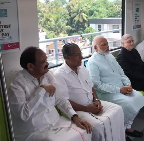 കുമ്മനത്തെ വെട്ടിമാറ്റി മെട്രോ യാത്രയുടെ ഫോട്ടോയുമായി മുഖ്യമന്ത്രിയുടെ പോസ്റ്റ് കുമ്മനത്തെ വെട്ടിമാറ്റി മെട്രോ യാത്രയുടെ ഫോട്ടോയുമായി മുഖ്യമന്ത്രിയുടെ പോസ്റ്റ്