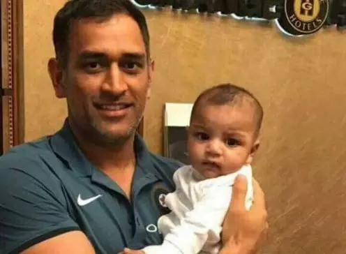 ധോണിയുടെ ഈ ചിത്രം ഇന്ത്യ -പാക് സൗഹൃദത്തിന്റെ തെളിവാകുന്നതെങ്ങനെ? ധോണിയുടെ ഈ ചിത്രം ഇന്ത്യ -പാക് സൗഹൃദത്തിന്റെ തെളിവാകുന്നതെങ്ങനെ?