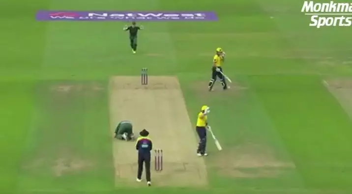 ബാറ്റ്സ്മാന് അടിച്ച പന്ത് തലയിലിടിച്ച് ബൗളര്ക്ക് ഗുരുതരപരിക്ക് ബാറ്റ്സ്മാന് അടിച്ച പന്ത് തലയിലിടിച്ച് ബൗളര്ക്ക് ഗുരുതരപരിക്ക്