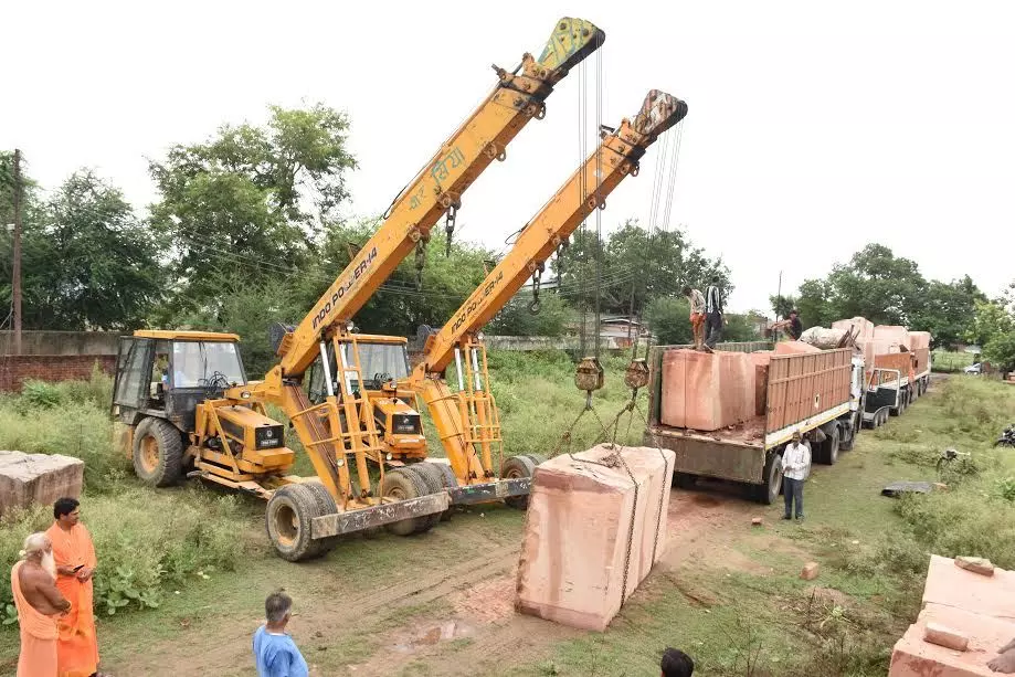 അയോധ്യയില് രാമക്ഷേത്ര നിര്മ്മാണത്തിനായി കല്ലുകള് കൊണ്ടുവന്ന് തുടങ്ങി അയോധ്യയില് രാമക്ഷേത്ര നിര്മ്മാണത്തിനായി കല്ലുകള് കൊണ്ടുവന്ന് തുടങ്ങി