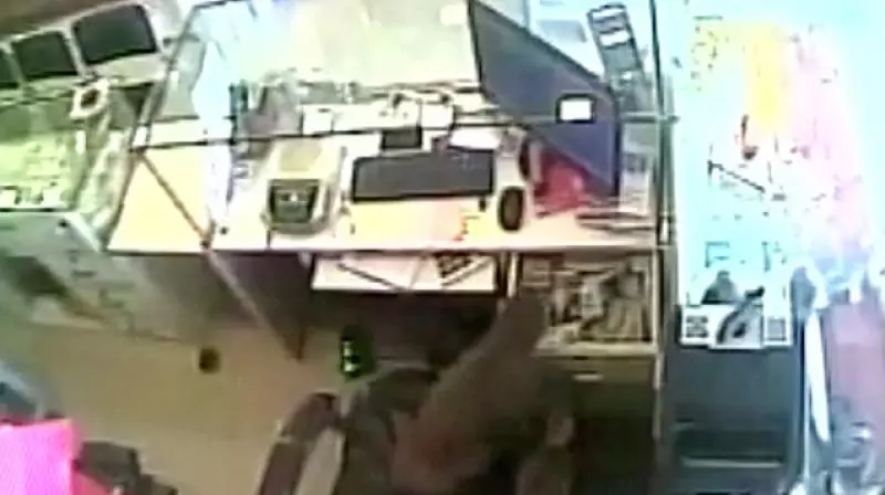 ജ്വല്ലറിയില് നിന്നും 10,000 രൂപ കവര്ന്ന വാനരന്റെ വീഡിയോ വൈറലാകുന്നു ജ്വല്ലറിയില് നിന്നും 10,000 രൂപ കവര്ന്ന വാനരന്റെ വീഡിയോ വൈറലാകുന്നു