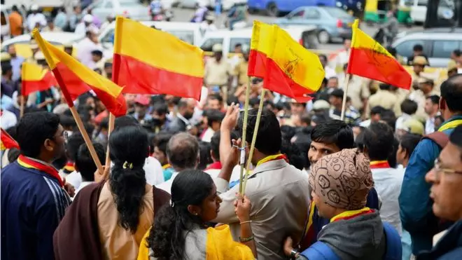 സ്വന്തമായി പതാകയുമായി കര്ണാടക; ദേശദ്രോഹമല്ലെന്ന് സിദ്ധാരാമയ്യ സ്വന്തമായി പതാകയുമായി കര്ണാടക; ദേശദ്രോഹമല്ലെന്ന് സിദ്ധാരാമയ്യ