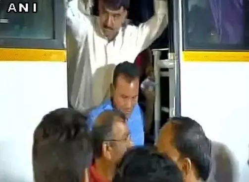 കൂറുമാറ്റ ഭീതി, ഗുജറാത്തിലെ കോണ്‍ഗ്രസ് എംഎല്‍എമാരെ ബംഗളൂരുവിലേക്ക് മാറ്റി