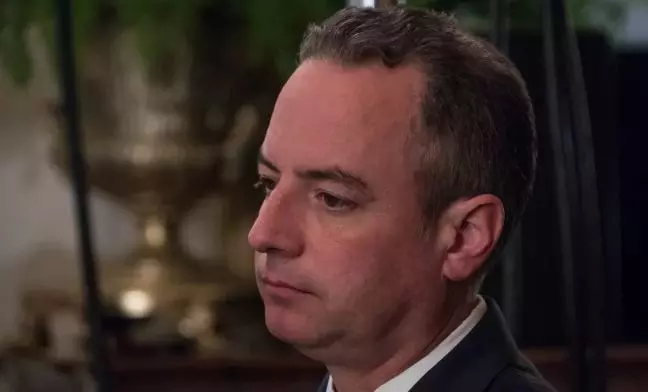 വൈറ്റ് ഹൗസ് സ്റ്റാഫ് മേധാവിയെ ട്രംപ് പുറത്താക്കി വൈറ്റ് ഹൗസ് സ്റ്റാഫ് മേധാവിയെ ട്രംപ് പുറത്താക്കി